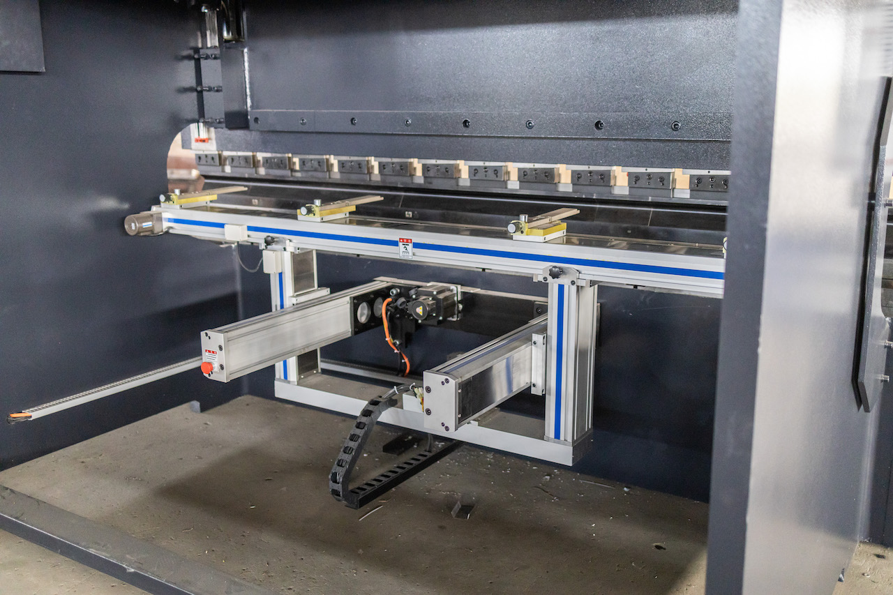 100t הידראולי Cnc Brake Press Crowning Cnc Press Brake Delem