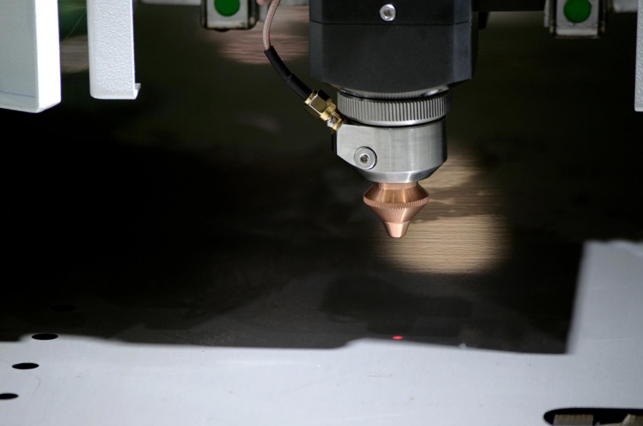 1500*3000mm 500w Racuys Or Ipg Fiber Laser Cutting Machine 1500*3000 מ"מ 500w Racuys או Ipg מכונת חיתוך לייזר סיבים