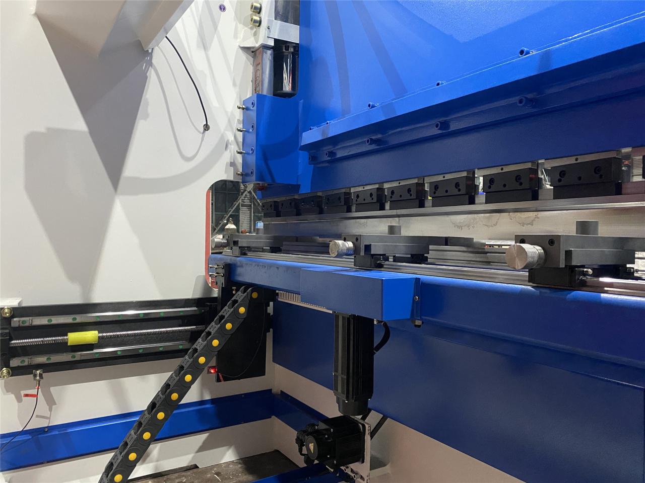 160t-4000 4-axis Cnc Hydraulic Bending Machine Press Brake 160t-4000 4 צירים מכונת כיפוף הידראולית Cnc בלם לחץ