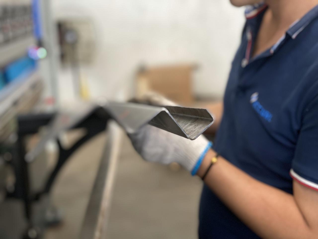 16mm Hydraulic Guillotine Shearing Machine For Sheet Metal Cutting 6 Meters מכונת גזירת גיליוטינה הידראולית 16 מ"מ לחיתוך פחים 6 מטר