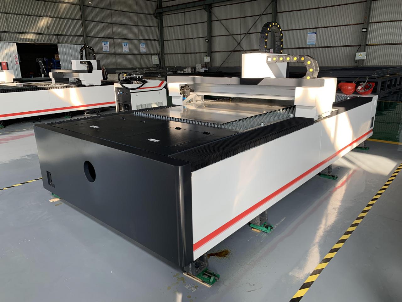 1kw 1.5kw 2kw Fiber Laser Cutting Machine For Metal Sheet Cutting 3000x1500mm 1kw 1.5kw 2kw מכונת חיתוך סיבים בלייזר לחיתוך גיליונות מתכת 3000x1500 מ"מ