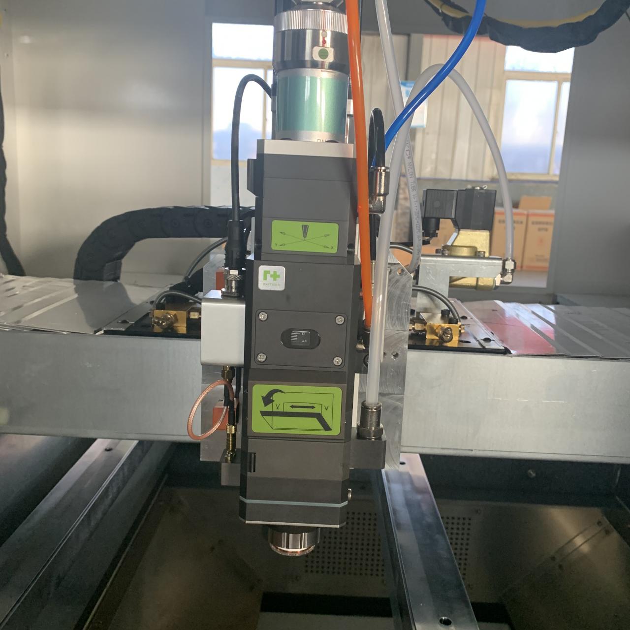 1kw 2kw Good Price Fiber Laser Cutting Machine For Sheet Metal 1kw 2kw מחיר טוב מכונת חיתוך לייזר סיבים לפח