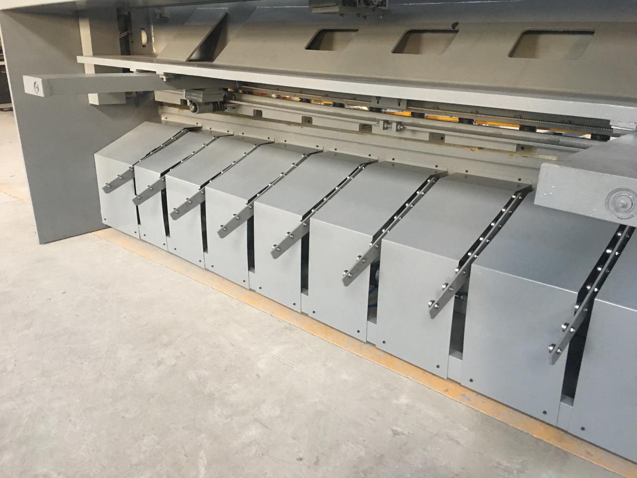 2.5 מ' מכונת גזירה הידראולית Nc Swing Beam