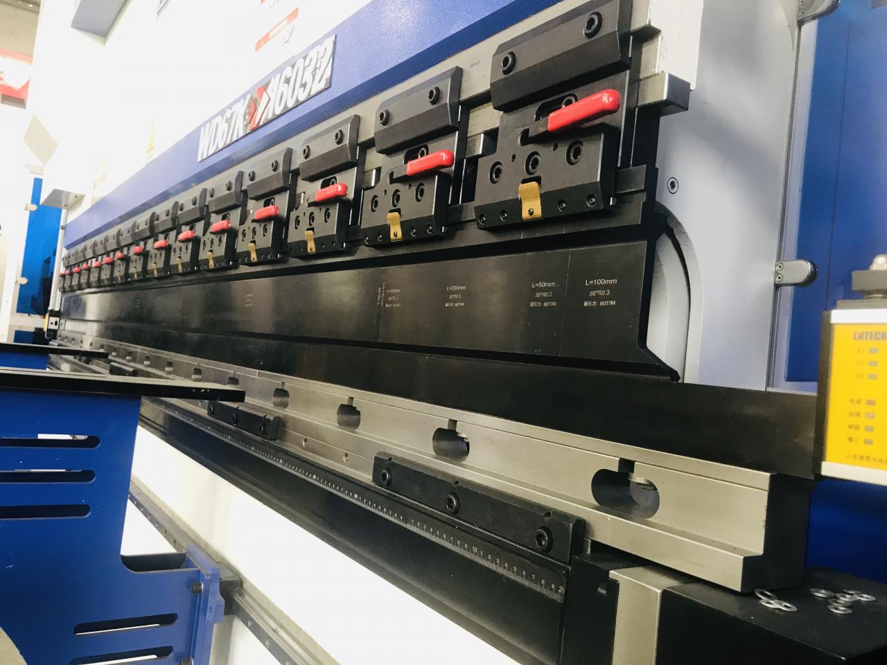 200t 300t בלם לחץ תעשייתי סטנדרטי Cnc בלם לחץ הידראולי