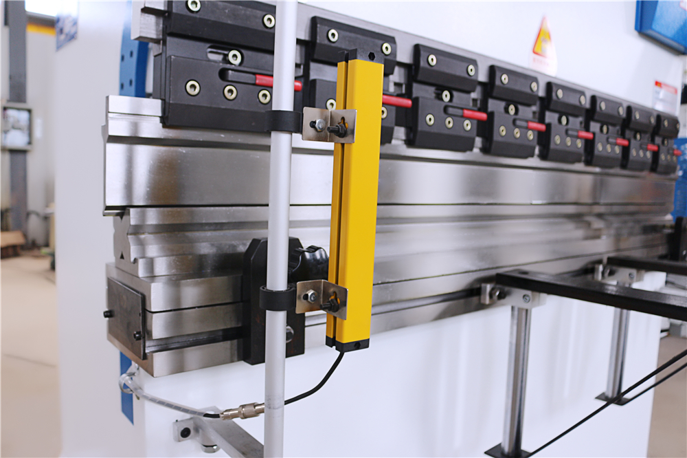 3+1 Axis Cnc Hydraulic Press Brake With Esa System בלם לחץ הידראולי ציר 3+1 Cnc עם מערכת Esa