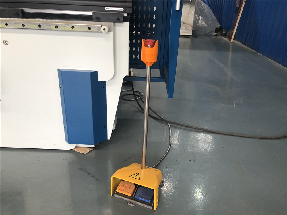 3+1 Axis Cnc Hydraulic Press Brake With Esa System בלם לחץ הידראולי ציר 3+1 Cnc עם מערכת Esa