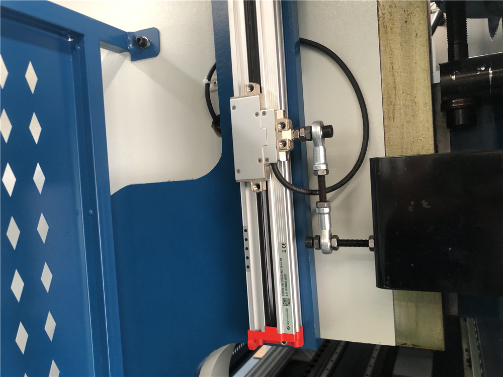 3+1 Axis Cnc Hydraulic Press Brake With Esa System בלם לחץ הידראולי ציר 3+1 Cnc עם מערכת Esa