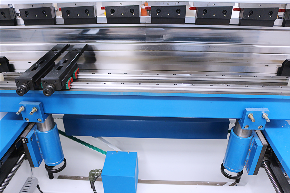 3+1 Axis Cnc Hydraulic Press Brake With Esa System בלם לחץ הידראולי ציר 3+1 Cnc עם מערכת Esa