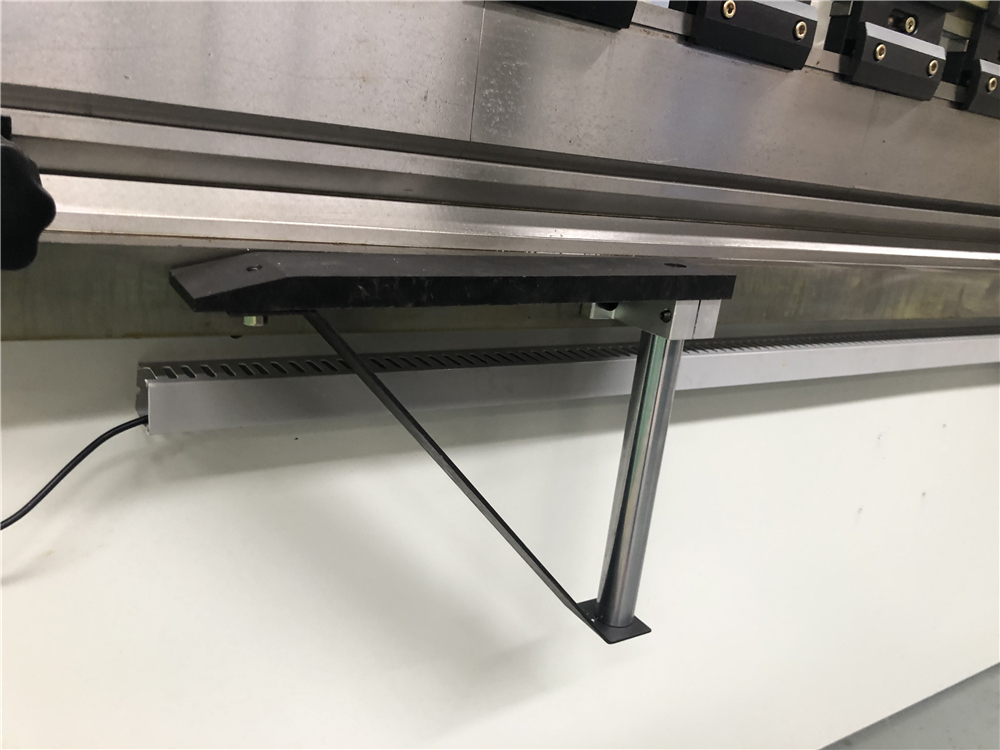 3+1 Axis Cnc Hydraulic Press Brake With Esa System בלם לחץ הידראולי ציר 3+1 Cnc עם מערכת Esa