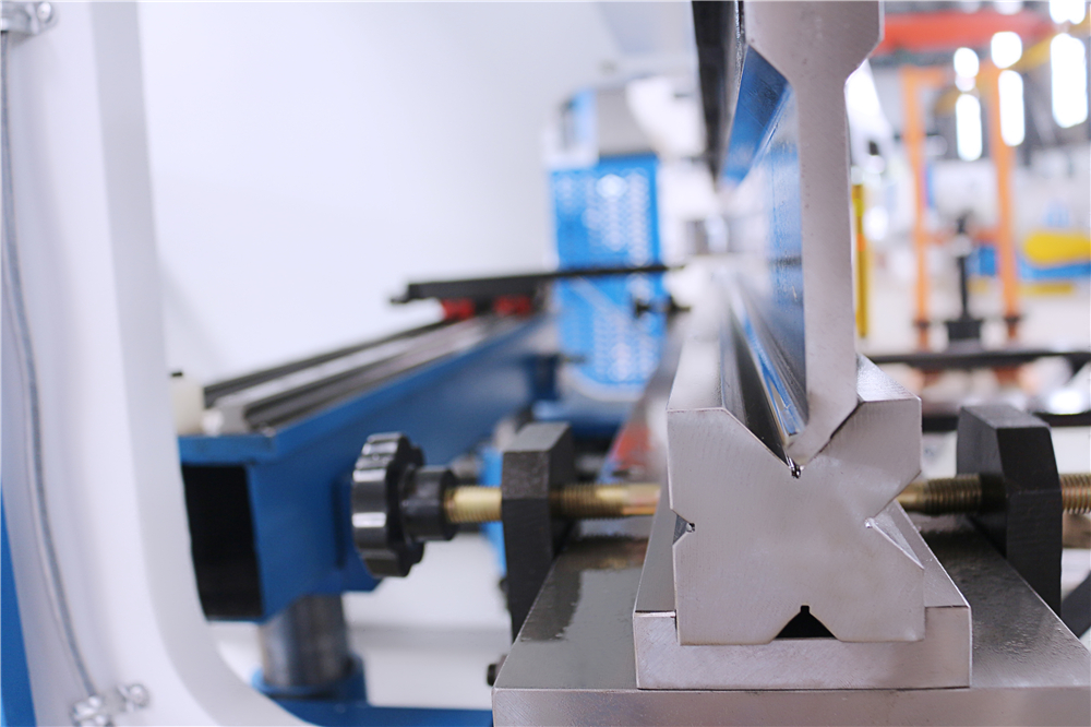 3+1 Axis Cnc Hydraulic Press Brake With Esa System בלם לחץ הידראולי ציר 3+1 Cnc עם מערכת Esa