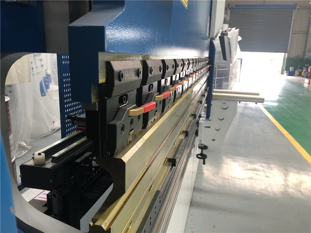 3+1 Axis Cnc Hydraulic Press Brake With Esa System בלם לחץ הידראולי ציר 3+1 Cnc עם מערכת Esa