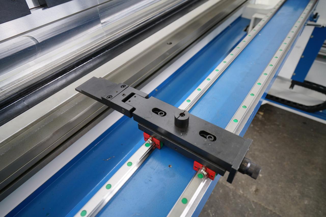 4 Axis Cnc Tandem Press Brake With Delem Da58t 2d Graphical Controller בלם לחיצה 4 צירים Cnc Tandem עם בקר גרפי Delem Da58t 2d