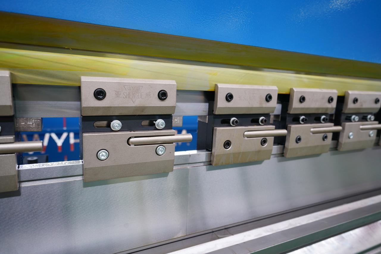 4 Axis Cnc Tandem Press Brake With Delem Da58t 2d Graphical Controller בלם לחיצה 4 צירים Cnc Tandem עם בקר גרפי Delem Da58t 2d