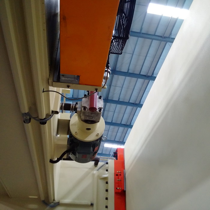 4 Axis Cnc Tandem Press Brake With Delem Da58t 2d Graphical Controller בלם לחיצה 4 צירים Cnc Tandem עם בקר גרפי Delem Da58t 2d