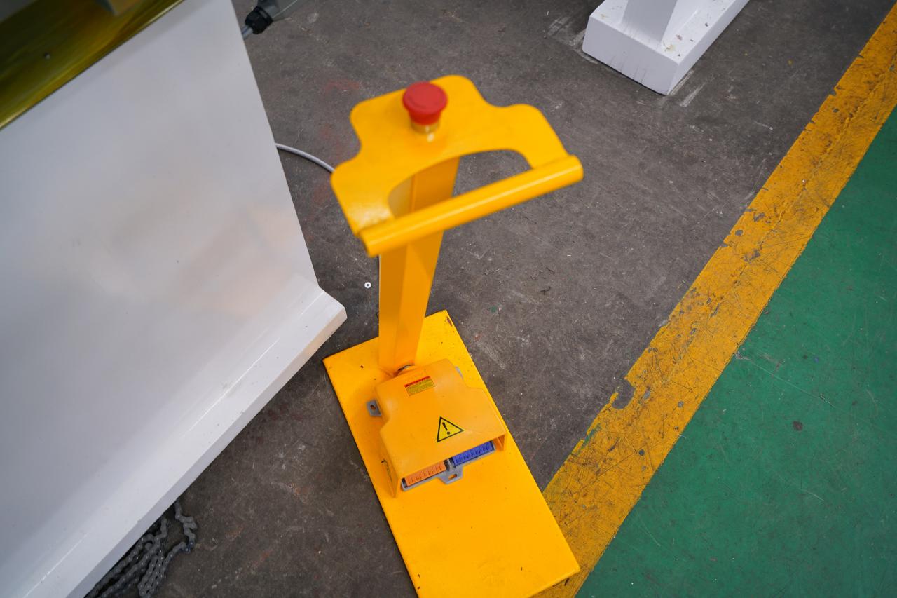 4 Axis Cnc Tandem Press Brake With Delem Da58t 2d Graphical Controller בלם לחיצה 4 צירים Cnc Tandem עם בקר גרפי Delem Da58t 2d