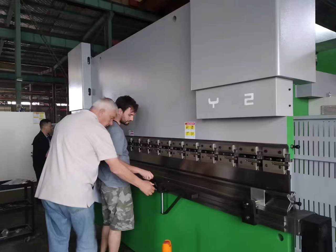 63 Ton Metal Steel Sheet Plate Bending Machine Cnc Hydraulic Press Brake For Metal Working מכונת כיפוף צלחת פלדה מתכת 63 טון Cnc הידראולי בלם לחץ לעבודות מתכת