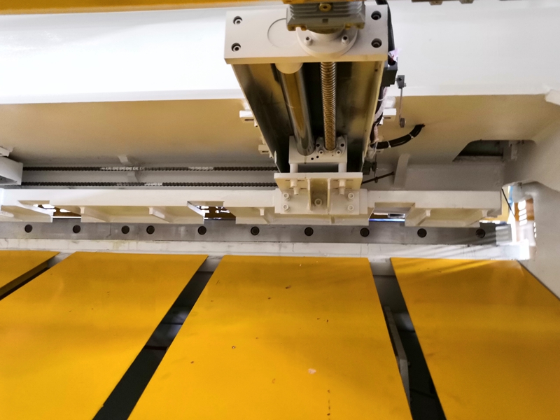 6mm Q11 Electric Sheet Plate Shearing Machine 8 Feet Sheet Metal Shearing Machine 6 מ"מ Q11 מכונת גזירה של לוחות גיליון חשמלי 8 רגל מכונת גזירה