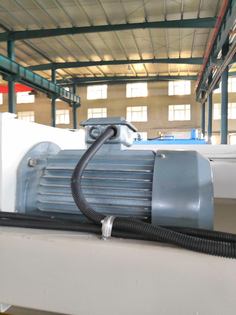 6mm Q11 Electric Sheet Plate Shearing Machine 8 Feet Sheet Metal Shearing Machine 6 מ"מ Q11 מכונת גזירה של לוחות גיליון חשמלי 8 רגל מכונת גזירה