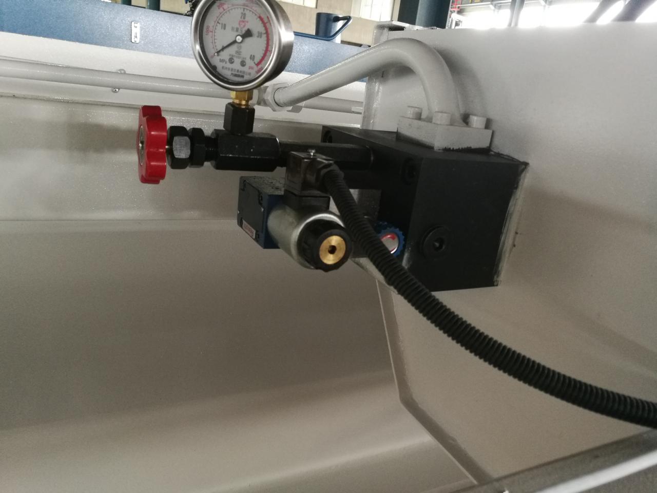 6mm Q11 Electric Sheet Plate Shearing Machine 8 Feet Sheet Metal Shearing Machine 6 מ"מ Q11 מכונת גזירה של לוחות גיליון חשמלי 8 רגל מכונת גזירה