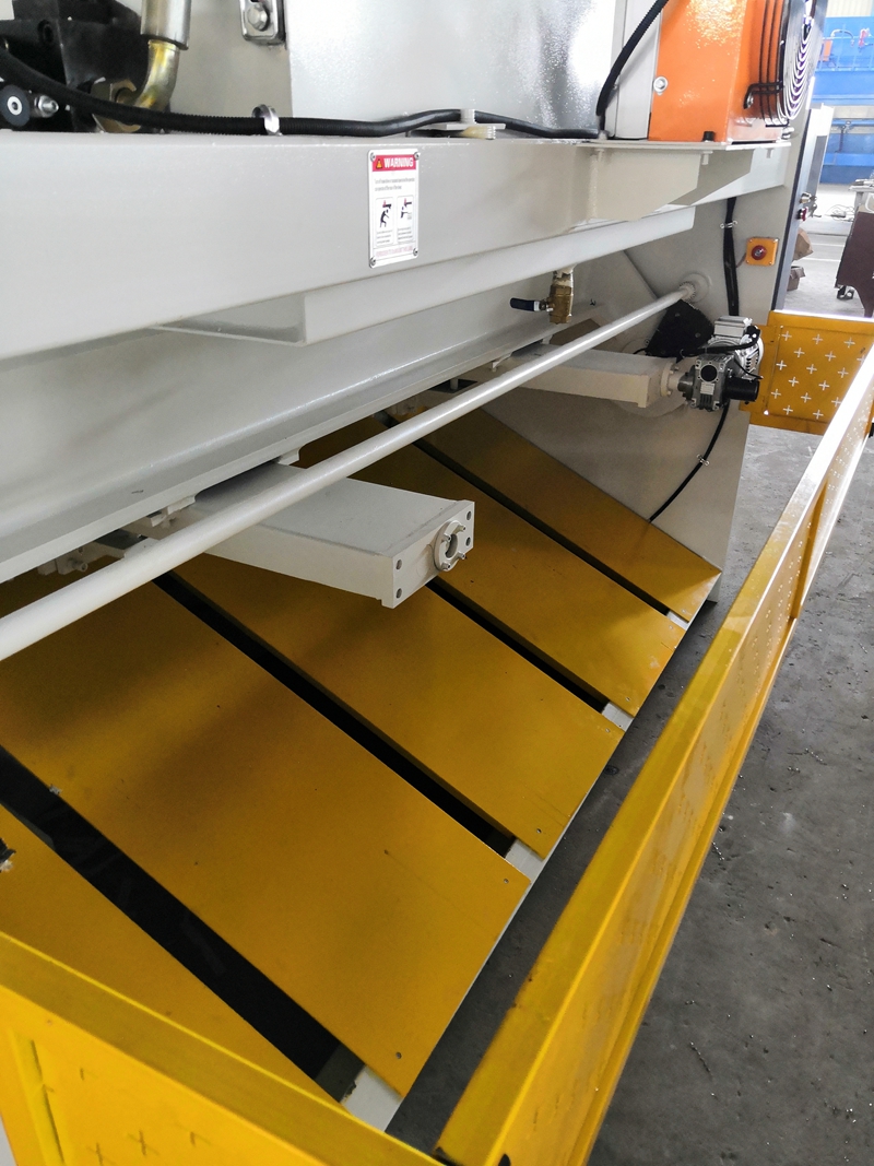 6mm Q11 Electric Sheet Plate Shearing Machine 8 Feet Sheet Metal Shearing Machine 6 מ"מ Q11 מכונת גזירה של לוחות גיליון חשמלי 8 רגל מכונת גזירה