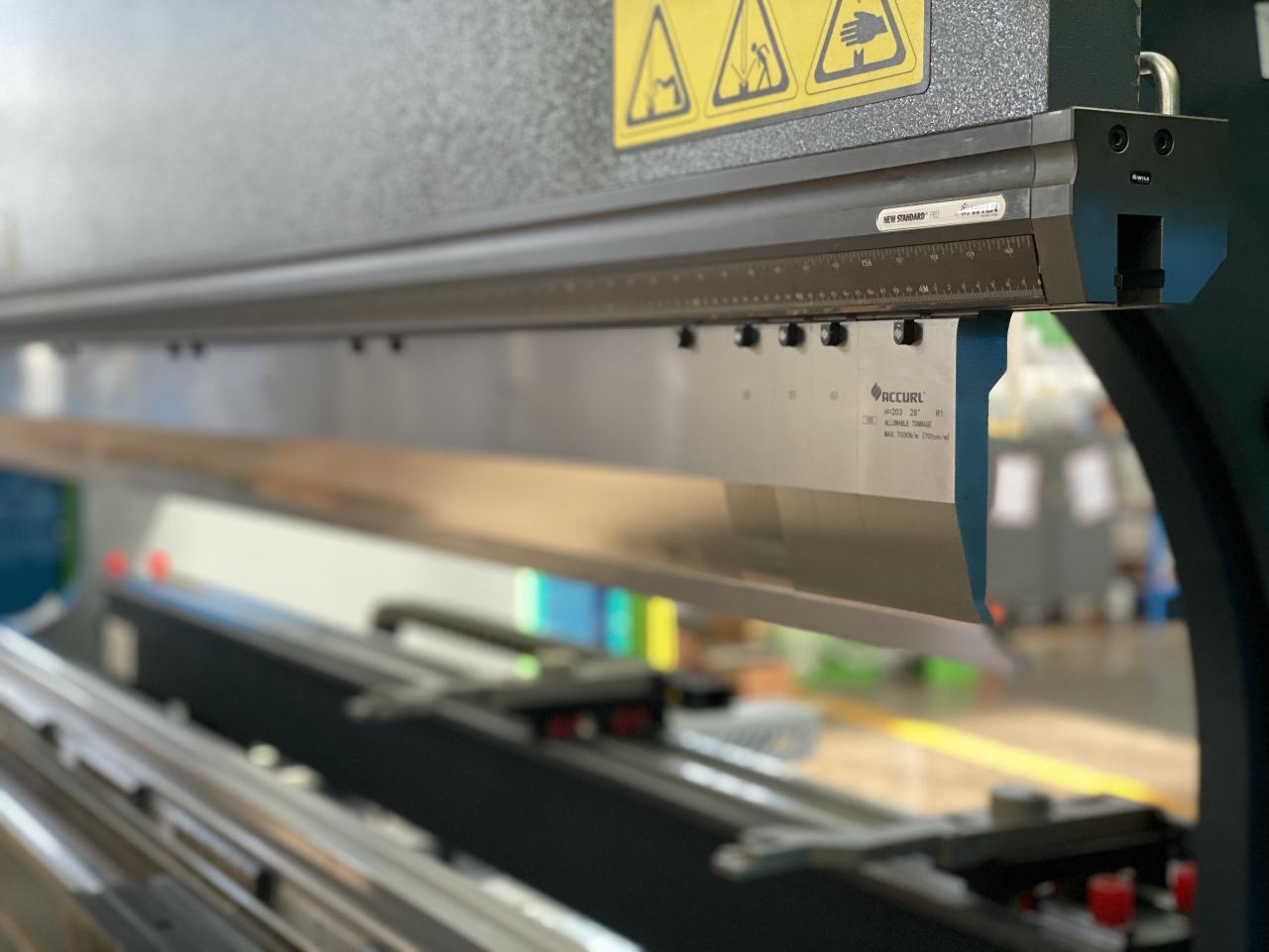 China 220t Cnc Bending Machine 6+1 Axis Hydraulic Press Brake Price סין 220t Cnc Bending Machine 6+1 Axis בלם לחץ הידראולי מחיר