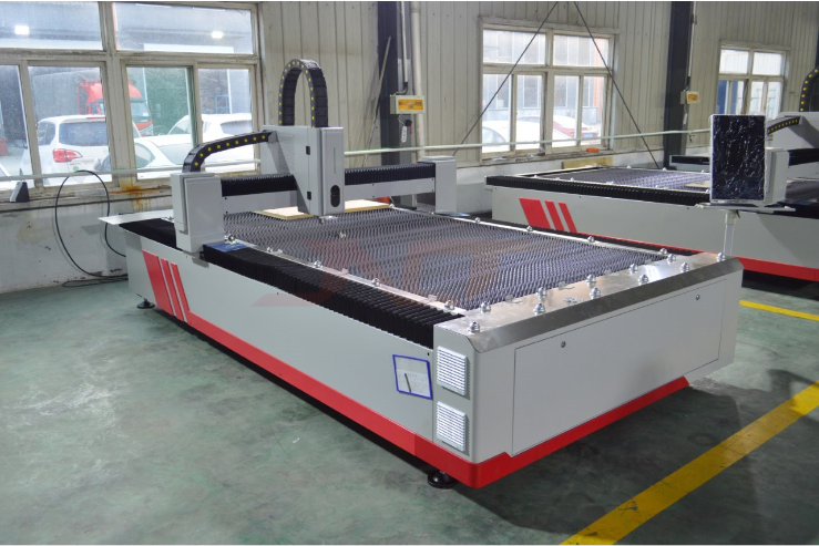 מכונת חיתוך סיבים בלייזר Cnc 2000w לחיתוך גיליונות מתכת תעשייתיים