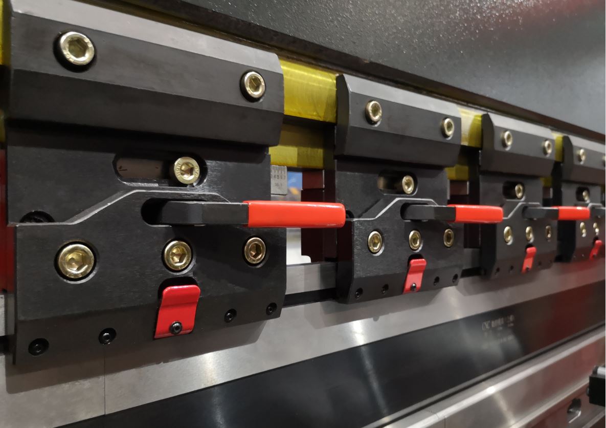 Delem Da66t 125 3+1 4+1 6+1 8+1 Cnc Hydraulic Press Brake For Metal Plate Bending Delem Da66t 125 3+1 4+1 6+1 8+1 Cnc בלם לחץ הידראולי לכיפוף לוחות מתכת