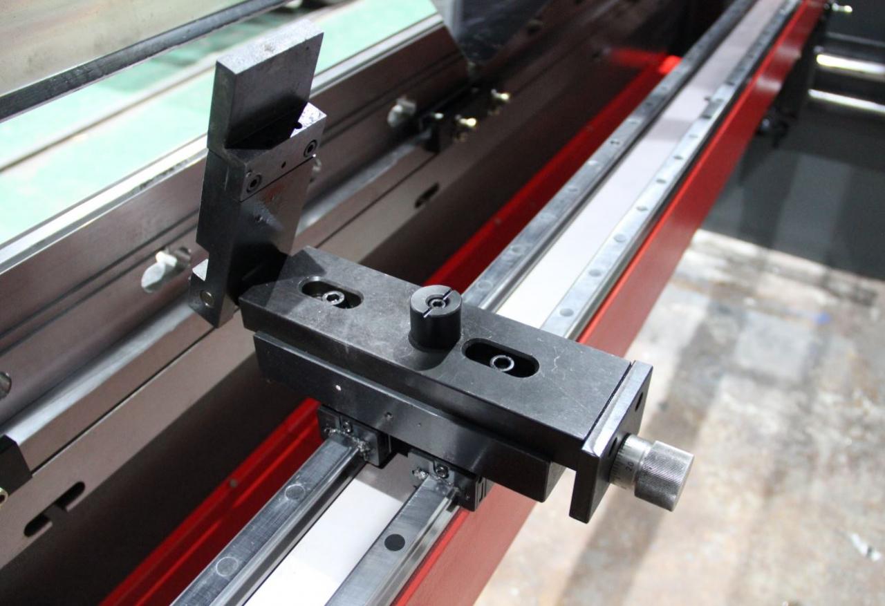 Delem Da66t 125 3+1 4+1 6+1 8+1 Cnc Hydraulic Press Brake For Metal Plate Bending Delem Da66t 125 3+1 4+1 6+1 8+1 Cnc בלם לחץ הידראולי לכיפוף לוחות מתכת