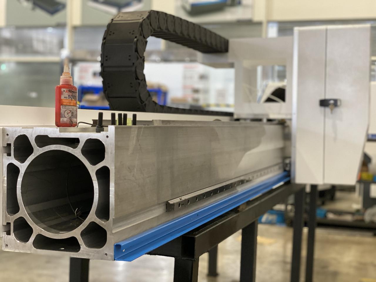 מכונת חיתוך לייזר סיבים מאסטרליין 8kw, 4000x2000 מ"מ, עם מקור לייזר Ipg