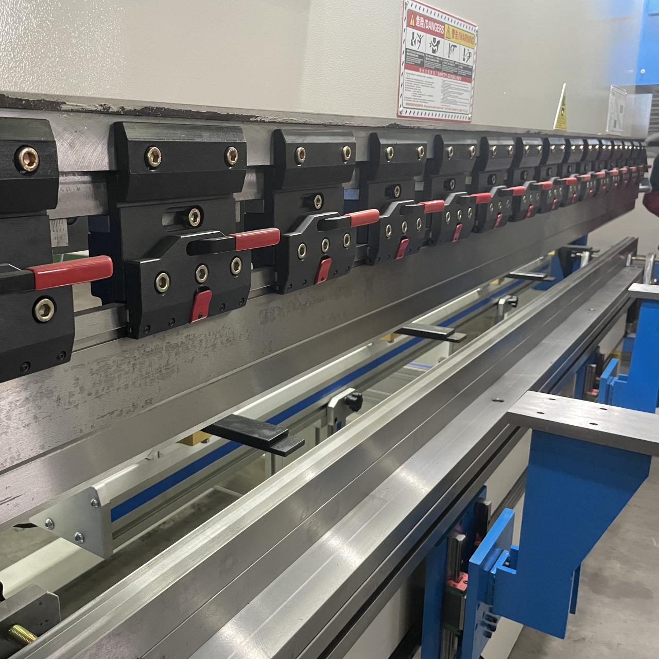 High Quality 3m Press Brake Machine Hydraulic 100 Ton For Sheet Metal Bending מכונת בלם לחץ באיכות גבוהה 3 מ' הידראולית 100 טון לכיפוף מתכת