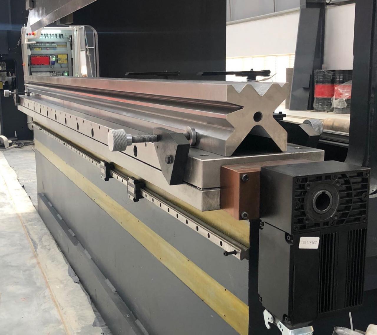 High Quality 3m Press Brake Machine Hydraulic 100 Ton For Sheet Metal Bending מכונת בלם לחץ באיכות גבוהה 3 מ' הידראולית 100 טון לכיפוף מתכת