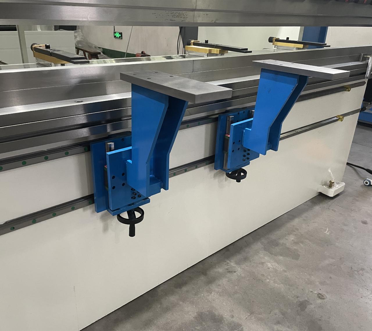 High Quality 3m Press Brake Machine Hydraulic 100 Ton For Sheet Metal Bending מכונת בלם לחץ באיכות גבוהה 3 מ' הידראולית 100 טון לכיפוף מתכת