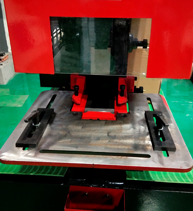 Q35y Series Hydraulic Ironworker Shearing And Punching Machine מכונת גזירה וחבטות הידראולית מסדרת Q35y