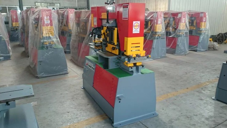 Q35y Series Multifunctional Hydraulic Iron Worker Combined Shearing And Punching Machine סדרת Q35y רב תכליתית הידראולית עובד ברזל משולבת מכונת גזירה וניקוב