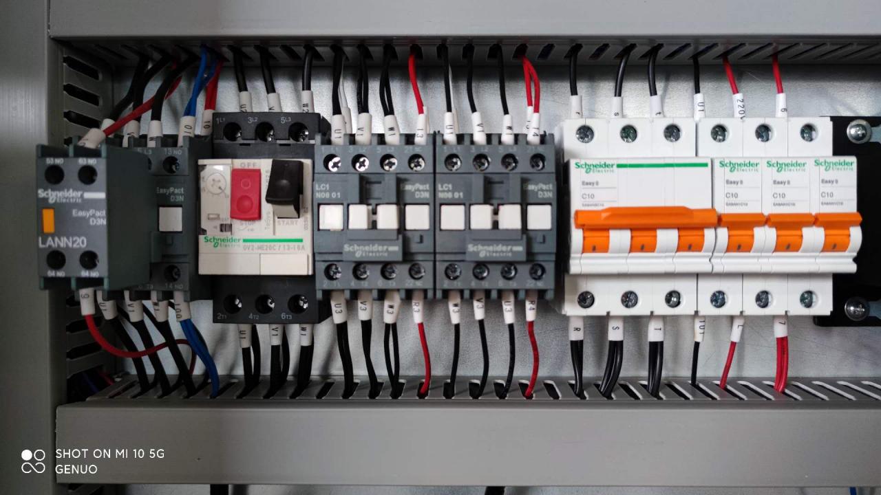 Qc11k Hydraulic Shear Machine And Guillotine Shearing Machine For Sheet Metal Cutting Qc11k מכונת גזירה הידראולית ומכונת גזירה בגיליוטינה לחיתוך פחים