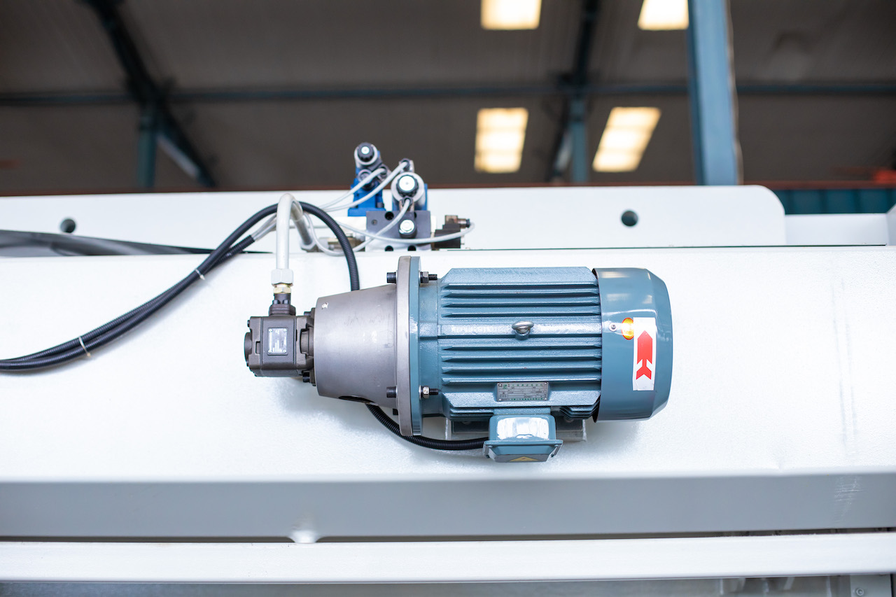 Qc11y 8x3200 Sheet Metal Shearing Machine Steel Plate Hydraulic Shearing Machine Qc11y 8x3200 מכונת גזירה מתכת פלדה פלדה מכונת גזירה הידראולית