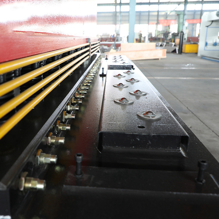 Qc12y / Qc12k Sheet Metal Steel Plate 6mm X 3200 Cnc Hydraulic Swing Beam Shear Machine Qc12y / Qc12k צלחת פלדה מתכת 6 מ"מ X 3200 Cnc הידראולית מכונת גזירה של קורות נדנדה